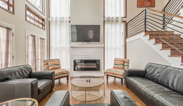 Spacious 7-BR for 16 people w/driveway