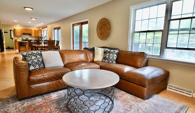 Spacious, comfortable home, close to Killington and Pico. Sleeps 8.