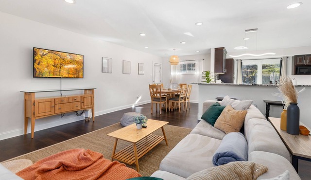 Spacious Getaway| 4BR QBEDS|12mi - DC+Attractions!