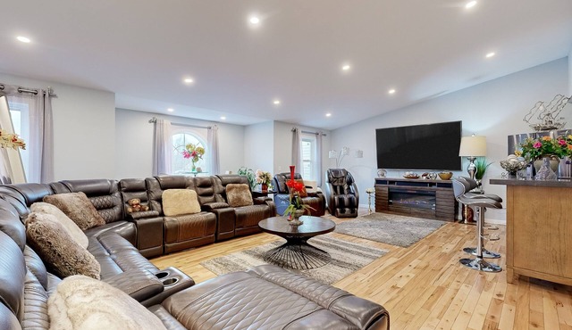 Spacious home with large yard, great for groups, close to Portland & beaches