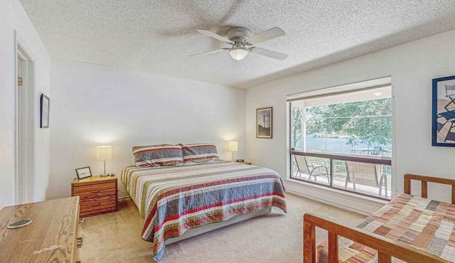 Spacious Lakefront Home With Water Views, Wifi & Private Washer/dryer