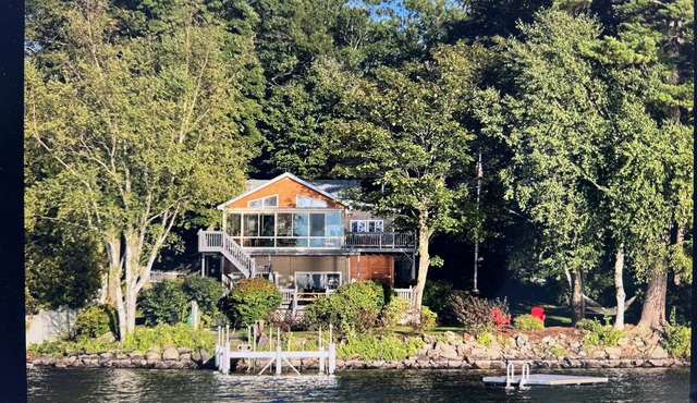 Spectacular Cobbossee Lakefront with Hot Tub & Dog Friendly