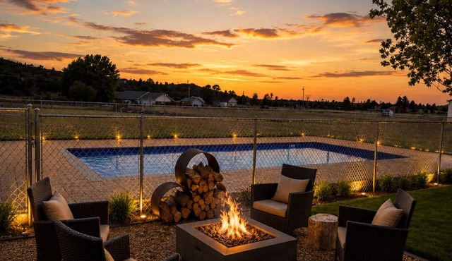 Stable House INN - Pool - Horse Farm - Hot Tub - Near Smith Rocks State Park