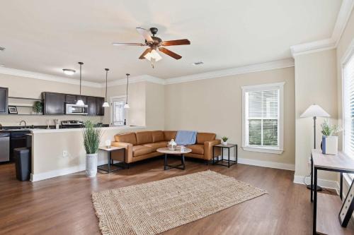 Stay near Texas A&M Spacious Cottage with Clubhouse