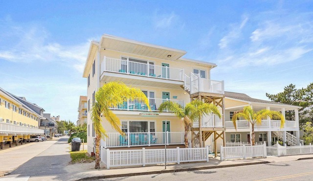 Steps to Beach-2nd Floor-Near Convention Center