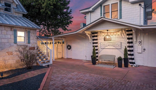 Stonewall Bungalows - Sleeps 15