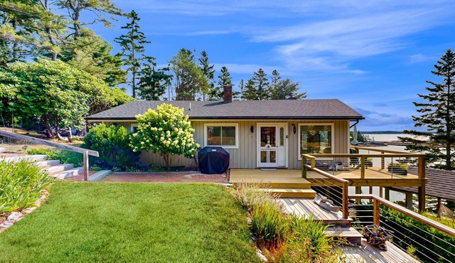 Stunning artist's retreat with ocean view & amazing deck, near Reid State Park
