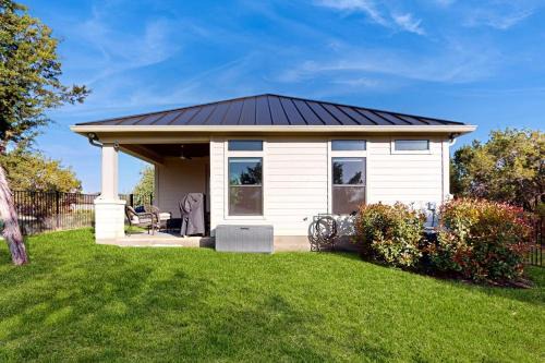 Stunning Lake House with Spacious Bedrooms - Minutes to Local Attractions