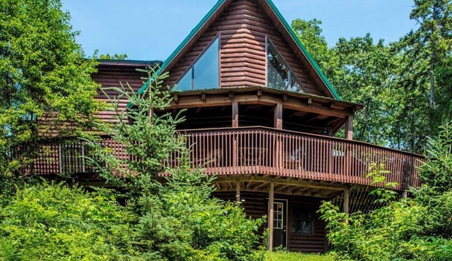 Stunning & Spacious Log Cabin in the Woods