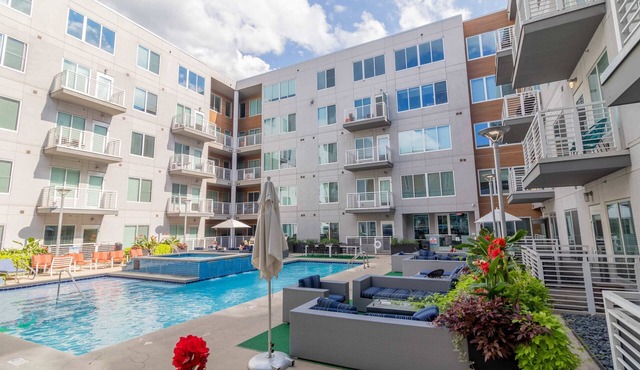 Stylish 2 bedroom with Pool and Hot Tub