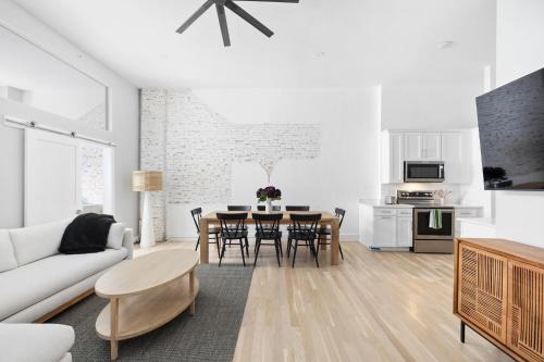 Stylish Old Port 2BR, Walk to Everything