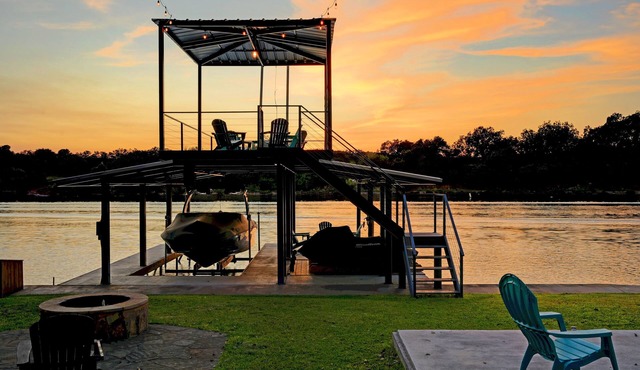 SUMMER READY NEW TIKI BAR - HUGE DOCK, Rope Swing Open Water Cozy and updated