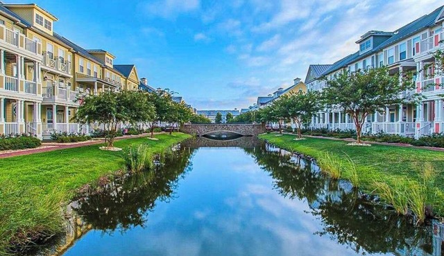Sunlit island abode with bayside beach, pools, WiFi, balcony, & AC