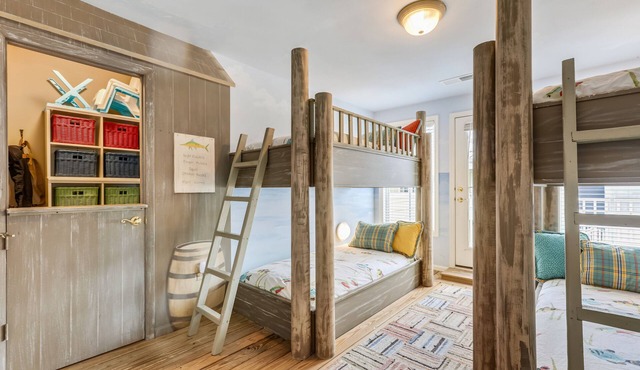 Sunset Island Beach House w/3 Large Decks, 75' TV, quick walk to amenities
