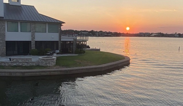 Sunshine Daydream HSB Lake LBJ Family Escape! Fish and swim off the dock!