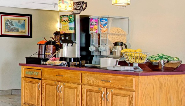 Super 8 by Wyndham Newport News/Jefferson Ave.
