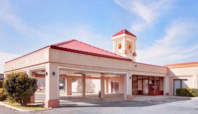 Super 8 by Wyndham Plainview