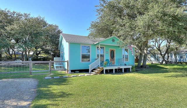 SUPER CUTE COASTAL BEND COTTAGE! Book your 2026 summer vacay soon!