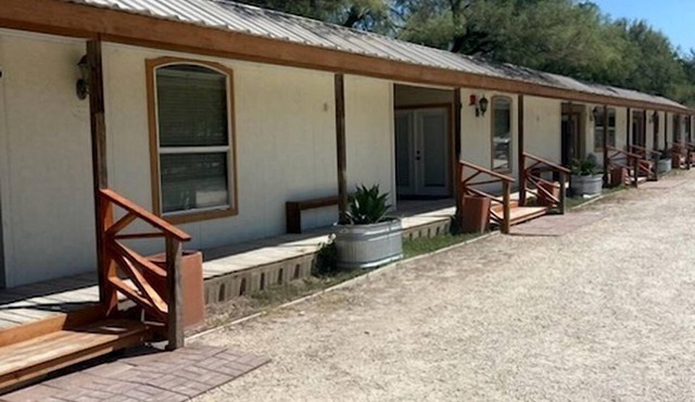 Sweet Secluded Cottage in Camp Wood, Texas