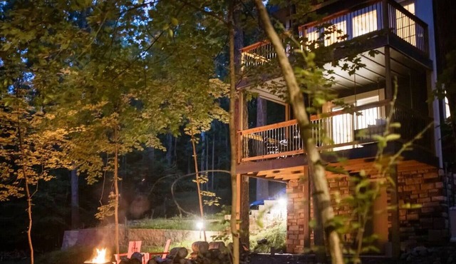 The Acorn: Hot tub, Private Trail, Firepit, Swing