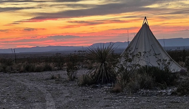 THE FAR SIDE OF THE MOON Off Grid 1-bedroom "Cowboy Camp" in the desert