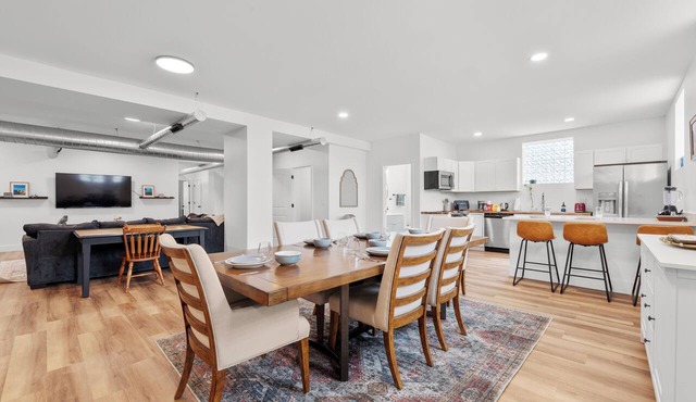 The Hall - New 3BD/2.5BA Church Apt Near OSU. Perfect for Groups & Families