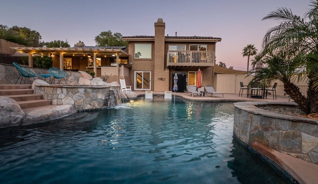 The Hidden Retreat- Pool Slide/Game Room/Mini Golf/Pool & Hot Tub