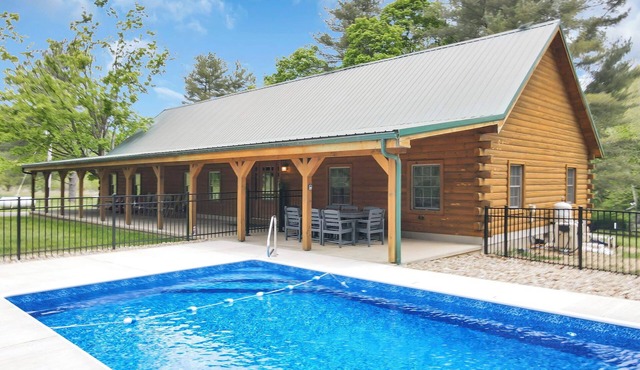 The Johnny: Sleeps 16 w/Brand-New Pool, Hot Tub, Firepit & Private Pond