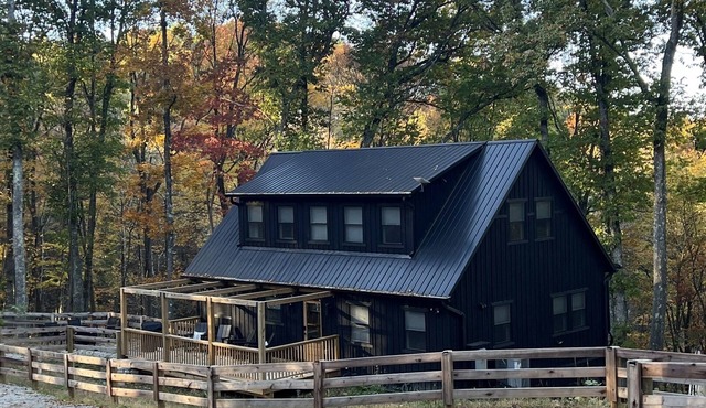 The Monroe Hocking Hills- Luxury cabin, family friendly, great adult getaway