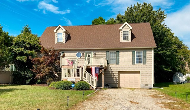 The Reservation - dog-friendly home with fenced yard, deck, grill, & beach gear
