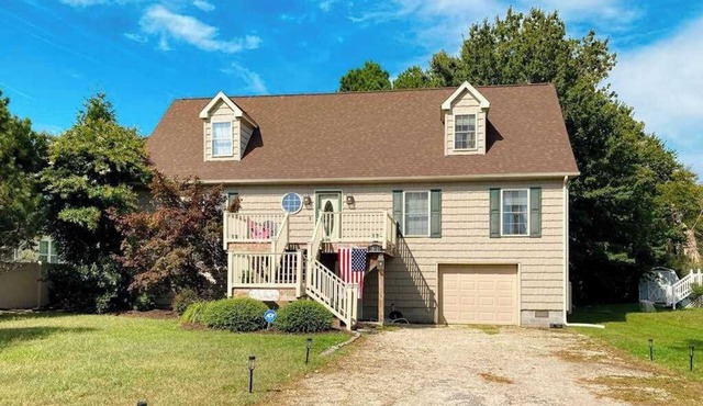 The Reservation - dog-friendly home with fenced yard, deck, grill, & beach gear