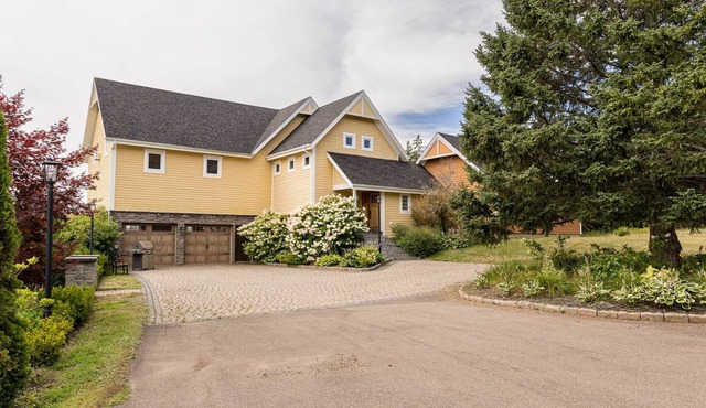 The Stratford Estate: Sauna & Private 15-Acre PEI Retreat close to Beach & Golf