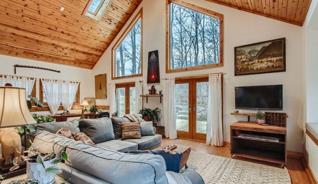 The Wooded Retreat, with fire pit and river view