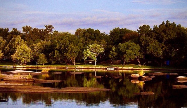 Tranquil Lake LBJ getaway! No boat traffic. Swim, Kayak, SUP & Fish in Peace!