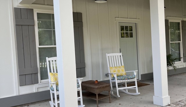 Twin Oaks Cottage in charming downtown St. Marys, walking distance to waterfront