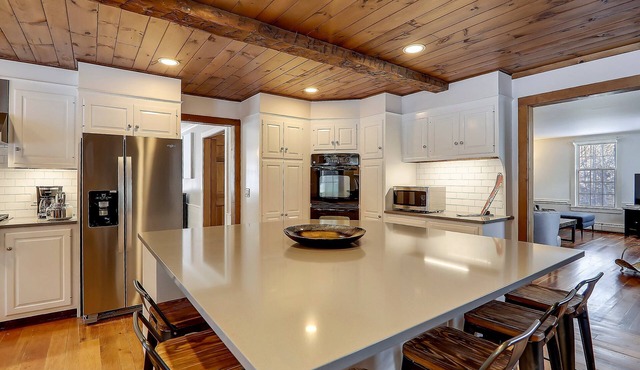 Two Chimneys: 5 br, a/c, fireplace, deck & hot tub, firepit, garage!