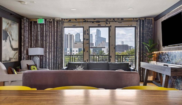 (Unit 4) 6th Street Suite: 4BR/11Beds - Pool, Rooftop, Garden Bars, Walk to Everything!