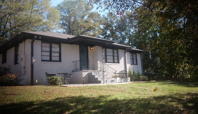 Urban Ranch, at the Treasure House . 8 bed 3 bath 2 kitchen + basement suite