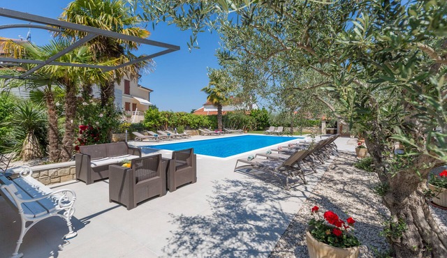 Vacation apartment with pool (60m2), 4 persons, garden, air-conditioned,barbecue