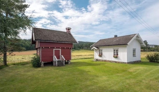 Veslestua - den lille landhandelen ved vannet/Historic Norwegian cabin