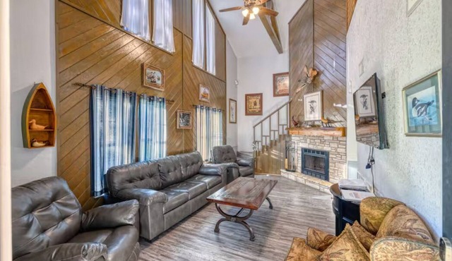 Villa 4: Pool & Short Walk to the Frio River