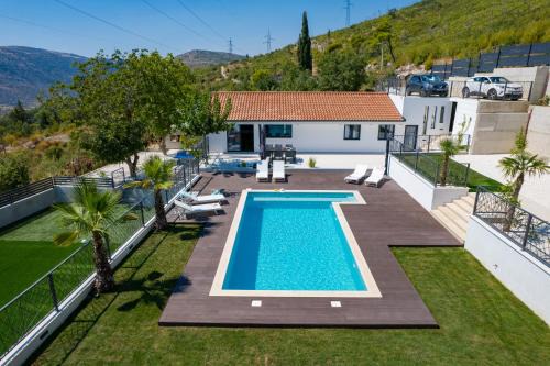 Villa Florinda with Pool and Prime Location near Split