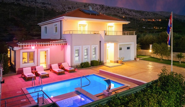 VILLA MILLA with private pool, jacuzzi, sauna, gym, max. 8 person