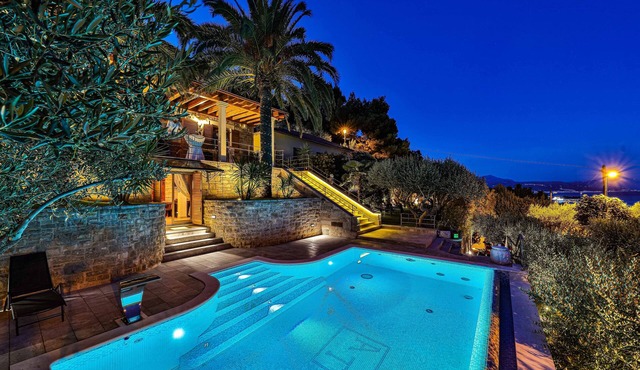 Villa Tomislav Split - Secluded Mediterranean hacienda in Split