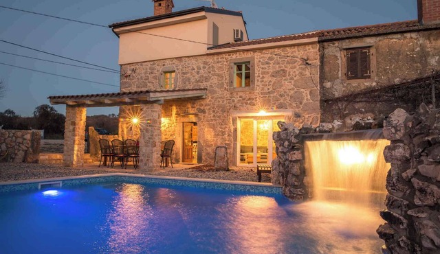 Villa with pool and air conditioning