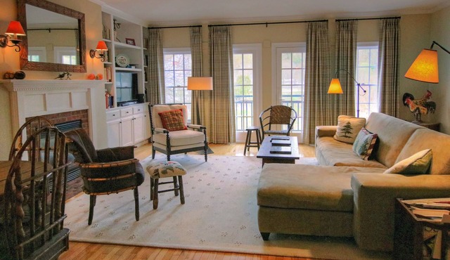 Village Townhouse- walk to restaurants and recreation
