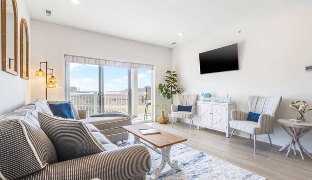 Water Views: Balcony, Pool & Easy Parking