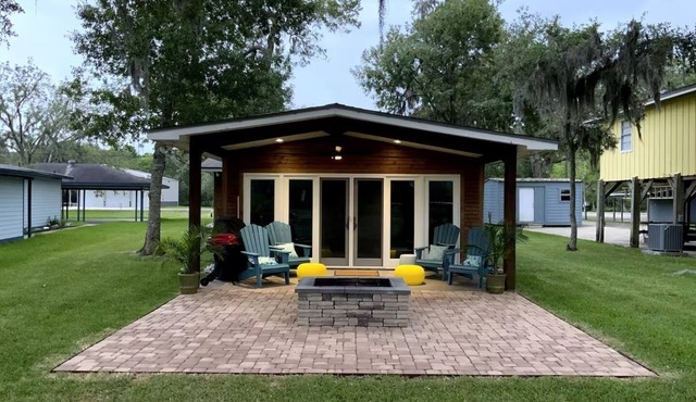 WATERFRONT Retreat on the San Bernard River, Fishing Pier & Boat Slip, Sleeps 12