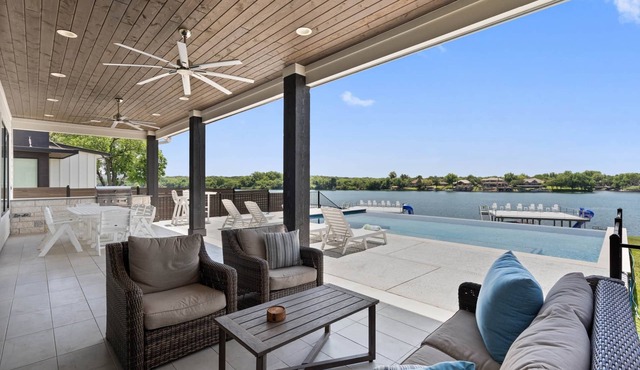 Waterhouse at Lake LBJ Residence II, 6 King Bedrooms| Pool, Spa, Boat & PWC Lift, Slide
