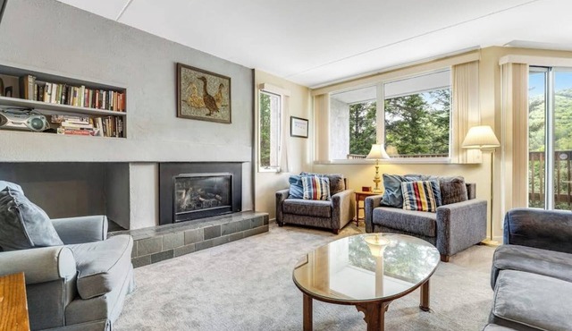 Welcoming Condo with Shared Pools, Easy Access to Golf & Slopes